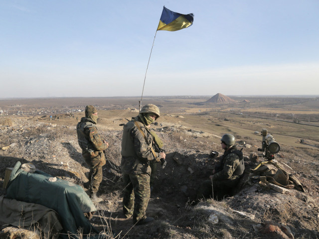 Tirs d'armes lourdes près de Donetsk et Marioupol, en Ukraine