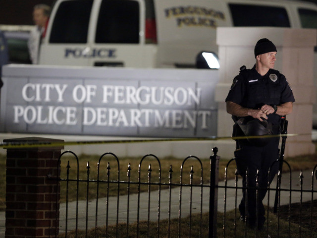 Deux policiers blessés pendant une manifestation à Ferguson
