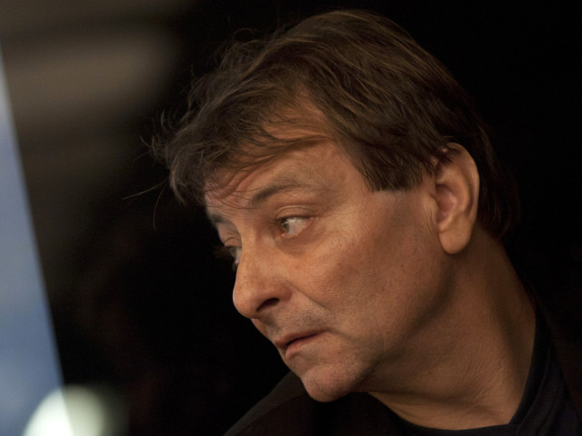 L'écrivain Cesare Battisti arrêté pour être expulsé puis relâché