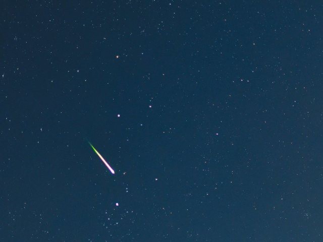 Une étoile filante illumine le ciel suisse