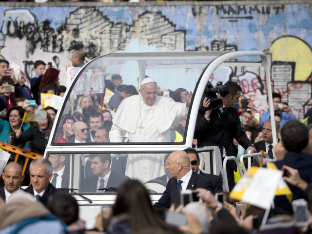 Le pape François dénonce les mafieux et 