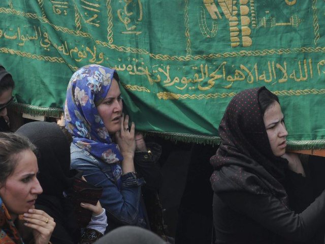 Femme lynchée à Kaboul: des centaines de personnes aux funérailles