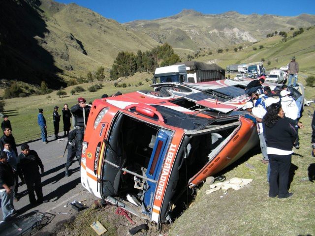 Accident de car au Pérou: au moins 37 morts et 70 blessés