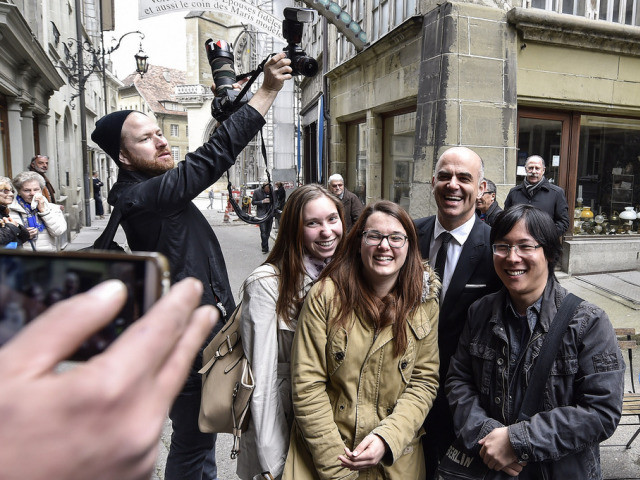 Des centaines de Fribourgeois ont accueilli le Conseil fédéral