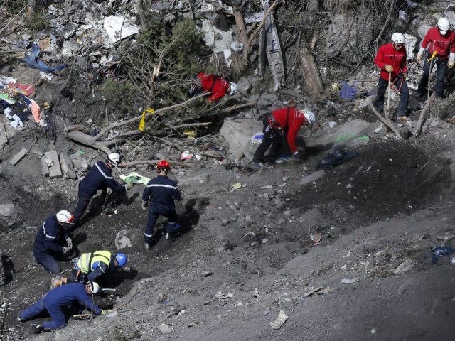 Poursuite des recherches sur le site du crash de l'Airbus A320