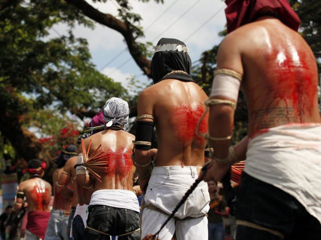 Des fidèles s'infligent le supplice de la croix aux Philippines