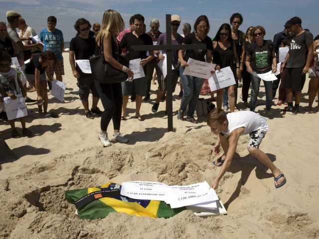 Cortège funèbre à Copacabana après la mort d'un enfant par balle