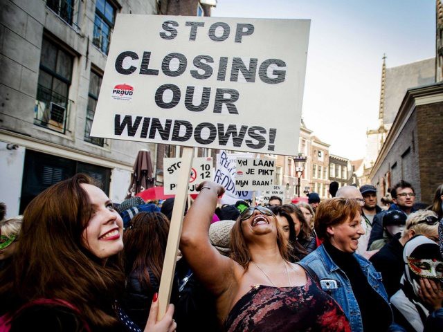 Prostituées d'Amsterdam opposées à la fermeture de vitrines