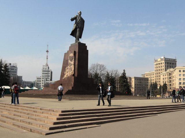 Monuments dédiés aux dirigeants communistes déboulonnés à Kharkiv