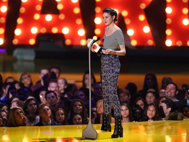 Shailene Woodley et Bradley Cooper honorés aux MTV Movie Awards