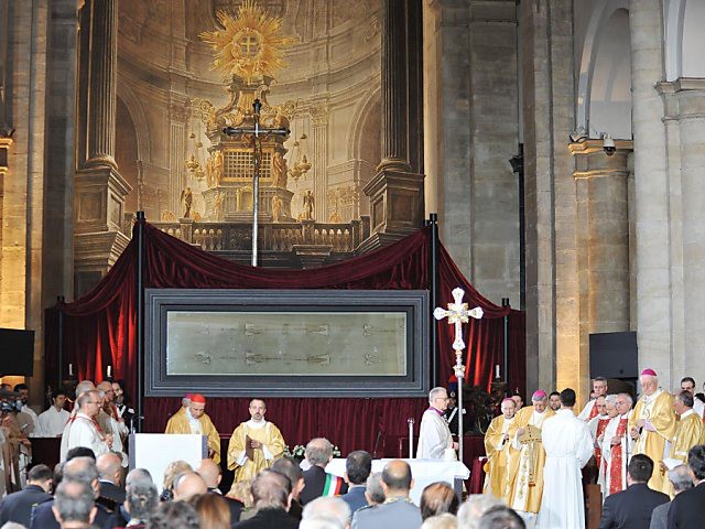 Le linceul qui aurait enveloppé le corps du Christ présenté à Turin