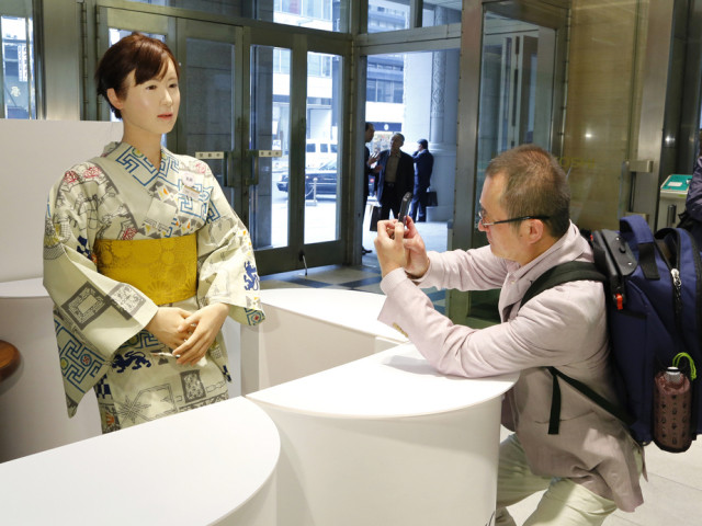 Un androïde travaille dans un grand magasin de Tokyo