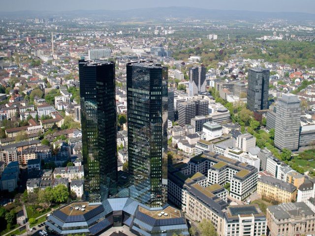Deutsche Bank: bénéfice réduit de moitié au T1