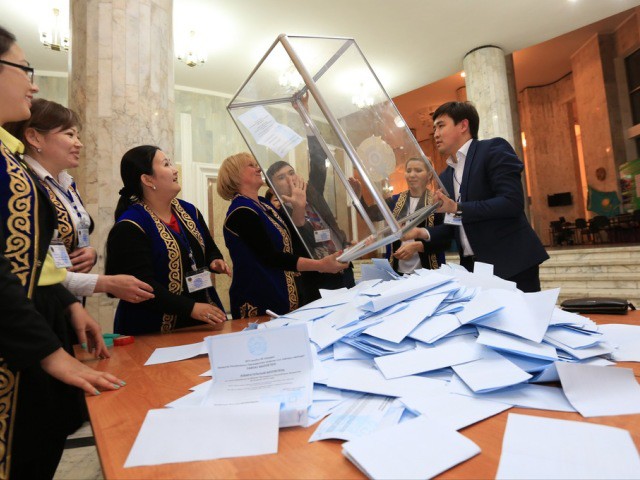Noursoultan Nazarbaïev réélu président avec 97% des voix