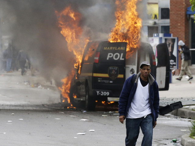 Des policiers blessés lors de nouvelles émeutes à Baltimore