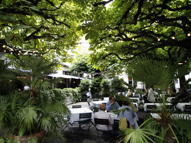 Les Suisses dépensent moins pour manger et boire hors du foyer