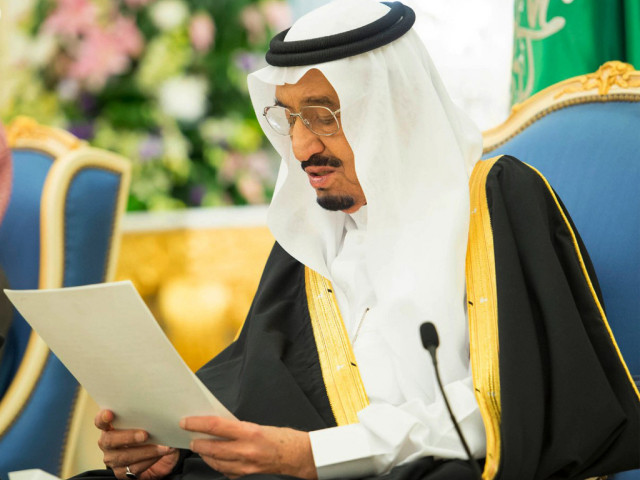 Le roi Salmane nomme un nouveau prince héritier et promeut son fils
