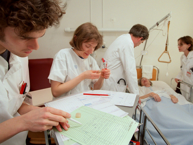 Médecins-assistants: conditions de travail toujours illégales