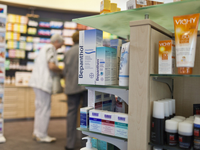 Les Suisses pourraient payer leurs médicaments moins chers en 2016