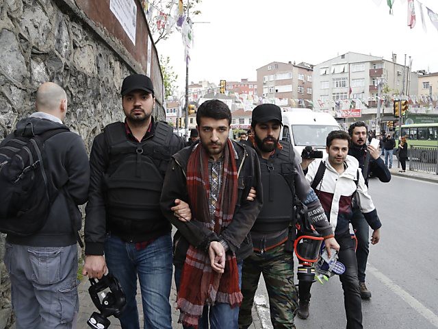 Gaz lacrymogènes et canons à eau sur les manifestants à Istanbul