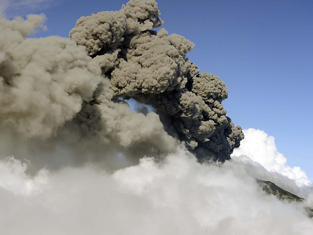 Nouvelle éruption volcanique, les cendres atteignent San José