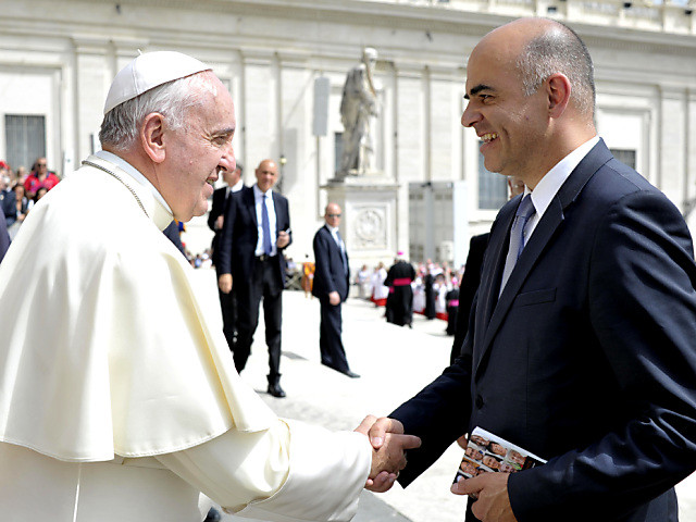 Alain Berset salue le pape et assiste à l'assermentation des gardes