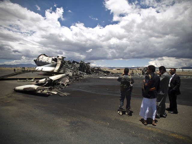 La coalition arabe bombarde l'aéroport de Sanaa et un fief rebelle