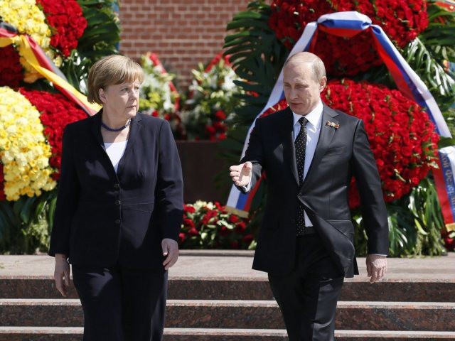 Merkel et Poutine rendent hommage au Soldat inconnu à Moscou