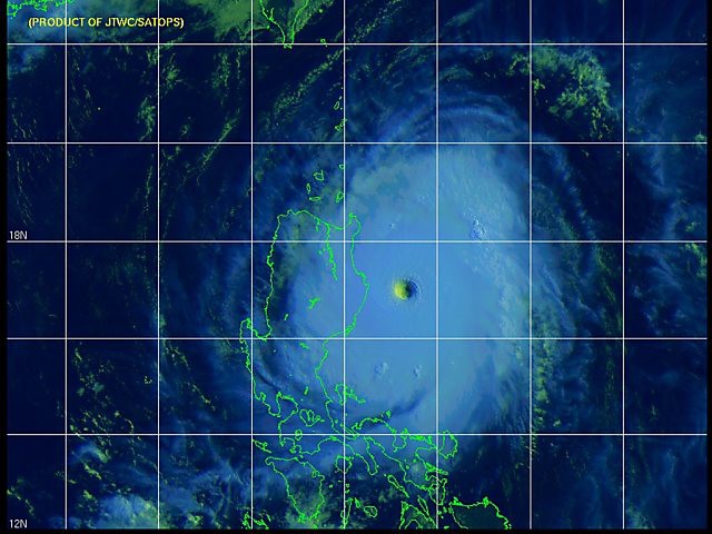 Deux morts au passage d'un puissant typhon aux Philippines