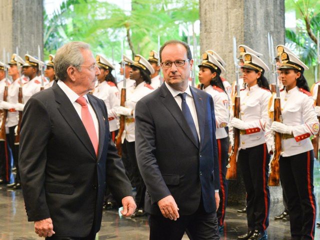 Hollande rencontre les Castro lors d'une visite historique à Cuba