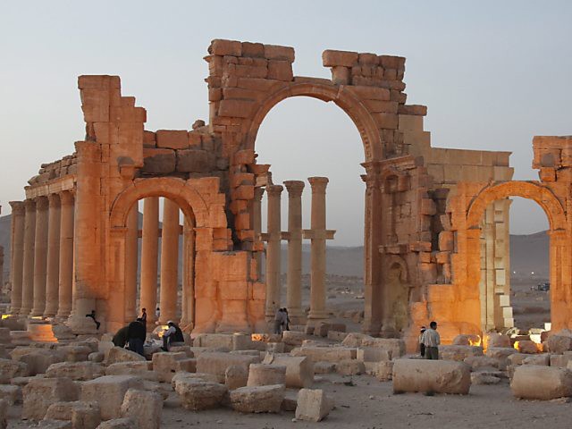Les forces du régime syrien repoussent l'EI du nord de Palmyre