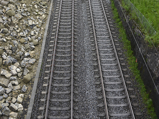 De nouveau du béton et des pierres sur les voies ferrées