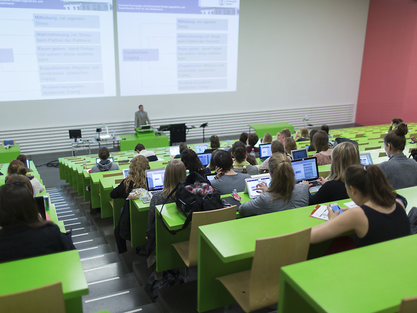 Des étudiants s'opposent à l'initiative sur les bourses d'études