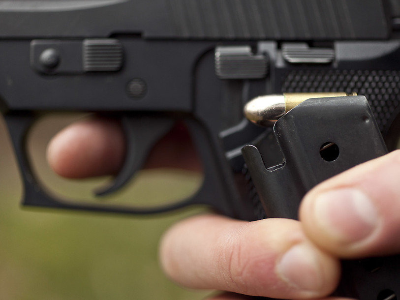 Une Russe prend un selfie avec un pistolet et appuie sur la détente
