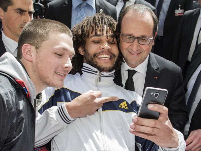 Il montre son majeur quand il se photographie avec Hollande