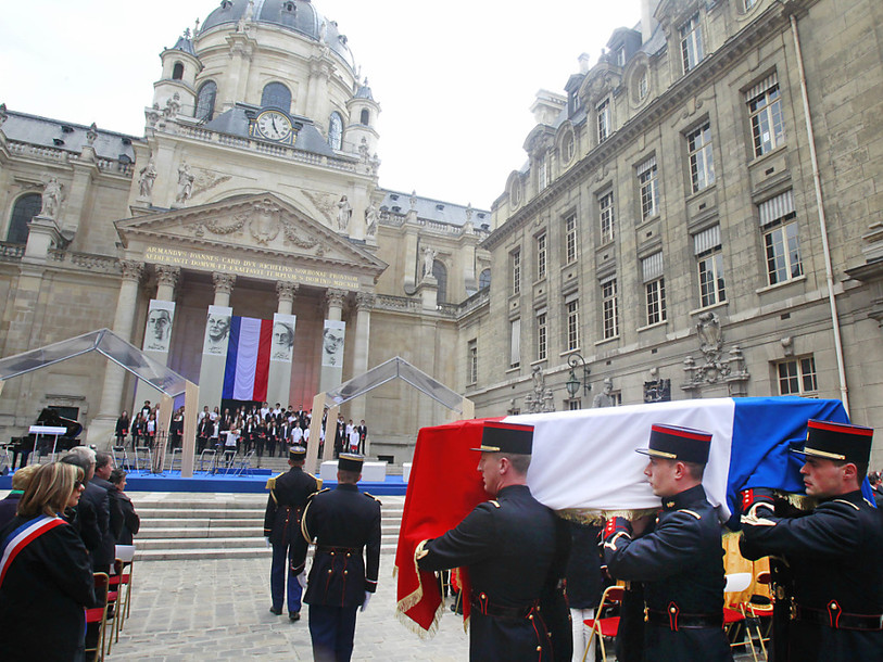 Panthéon: Hollande dénonce la haine des Juifs et de la démocratie