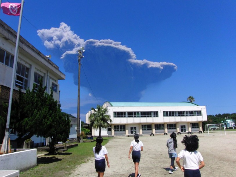 Japon: petite île évacuée après le réveil spectaculaire d'un volcan