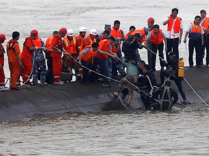 Scènes de désespoir à Shanghai après le naufrage sur le Yangtsé