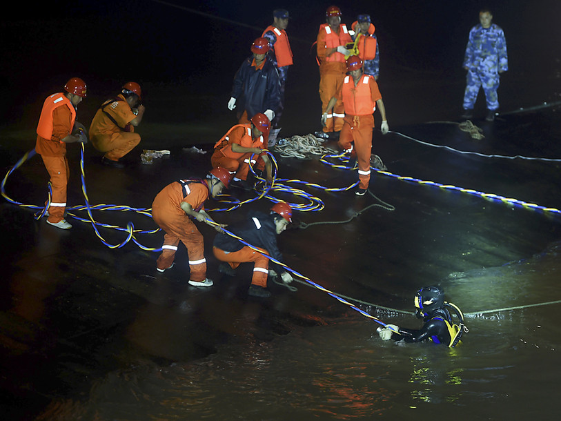 Navire naufragé en Chine: poursuite des secours, sans grand espoir