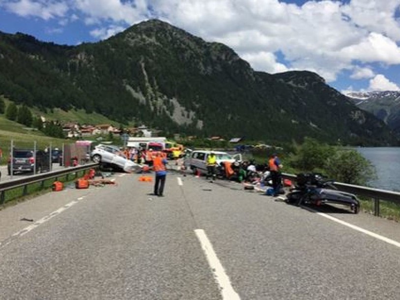 Trois morts et onze blessés sur l'A13 près de Sufers GR