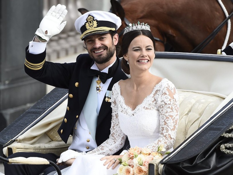 Suède: le prince Carl Philip épouse une ex-starlette de téléréalité