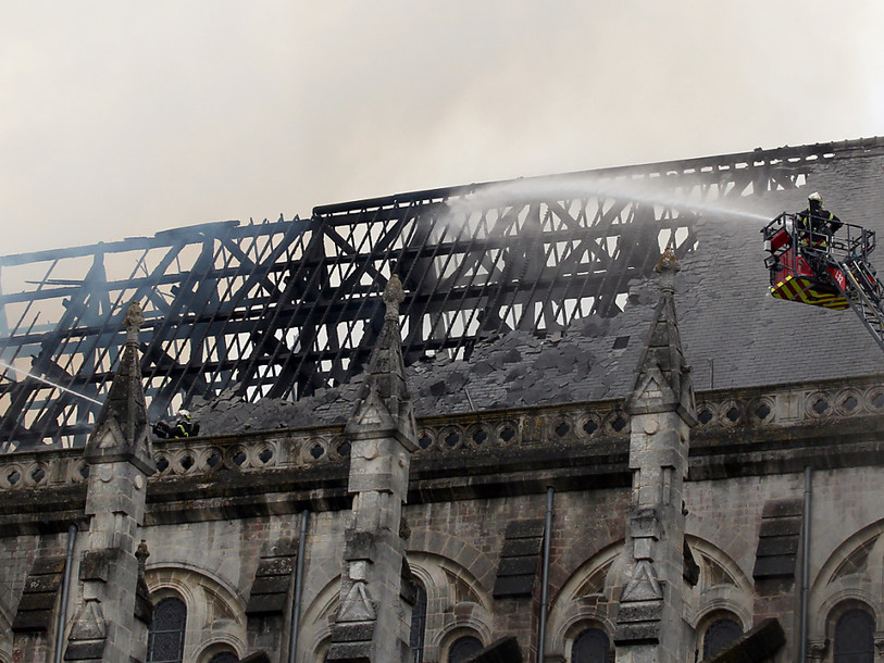 Incendie spectaculaire d'une basilique à Nantes