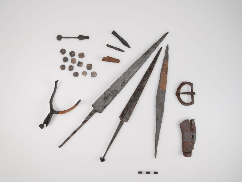 Objets datés du 14e siècle trouvés 700 ans après lors de fouilles