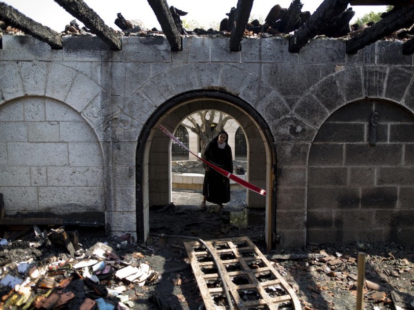 Seize colons interpellés après l'incendie d'un sanctuaire