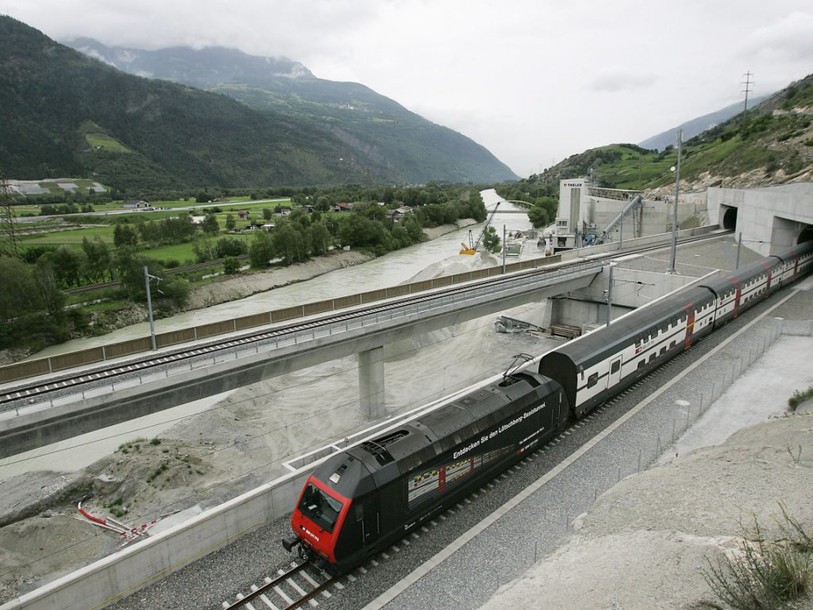 Berne, le Valais et BLS veulent finir le Lötschberg d'ici 2030