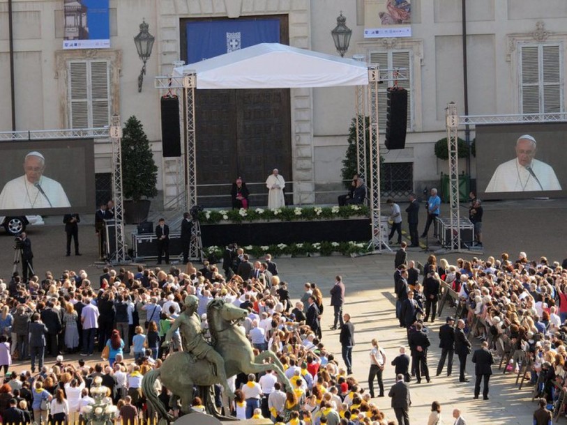 Le pape François vénère le Saint-Suaire à Turin