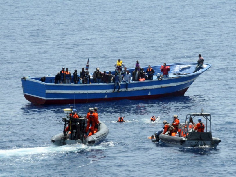 L'UE lance sa mission navale contre les passeurs en Méditerranée
