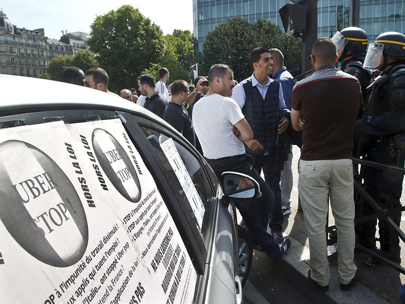 France: le ministre de l'intérieur demande l'interdiction d'UberPOP