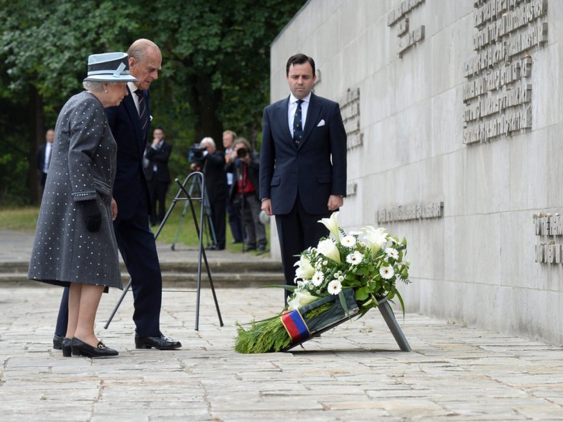 Elizabeth II visite le camp de concentration d'Anne Frank