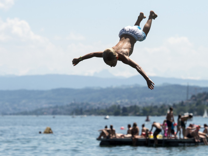 Près de 9000 nageurs ont traversé le lac de Zurich